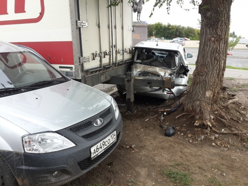 В центре Волгограда сорвавшийся с тормозов полуприцеп «Магнита» смял 2 легковушки