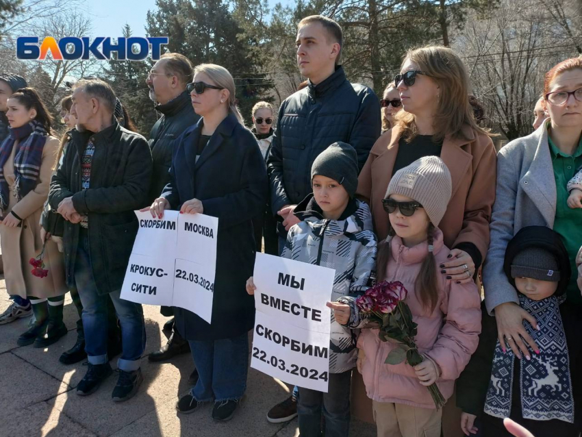 Вечный огонь оцепили: волгоградцы массово собрались в центре после теракта 