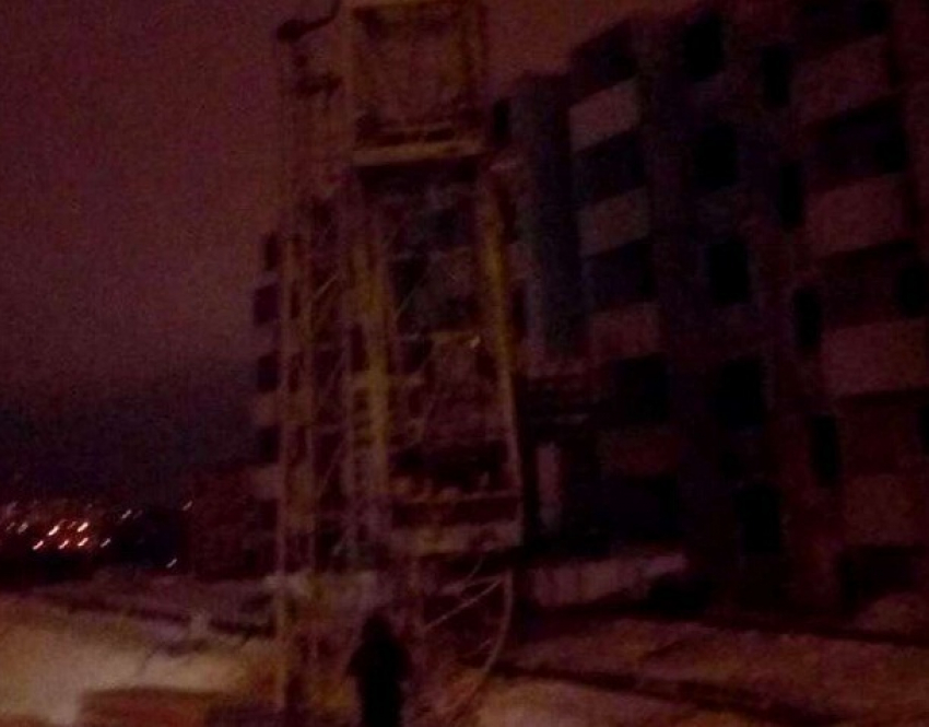 В «Родниковой долине» стрела башенного крана рухнула на дом