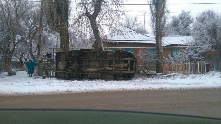 В Красноармейском районе Волгограда перевернулась маршрутка 