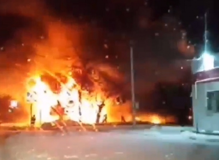 Пожар в крупном торговом центре Фролово попал на видео 