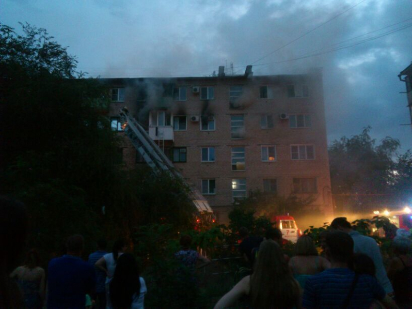 В Волгограде сгорела квартира: пожарные эвакуировали жильцов с балкона