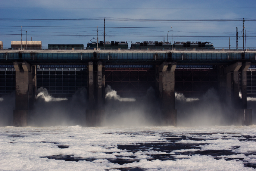 На мосту Волжской ГЭС поезд насмерть сбил мужчину