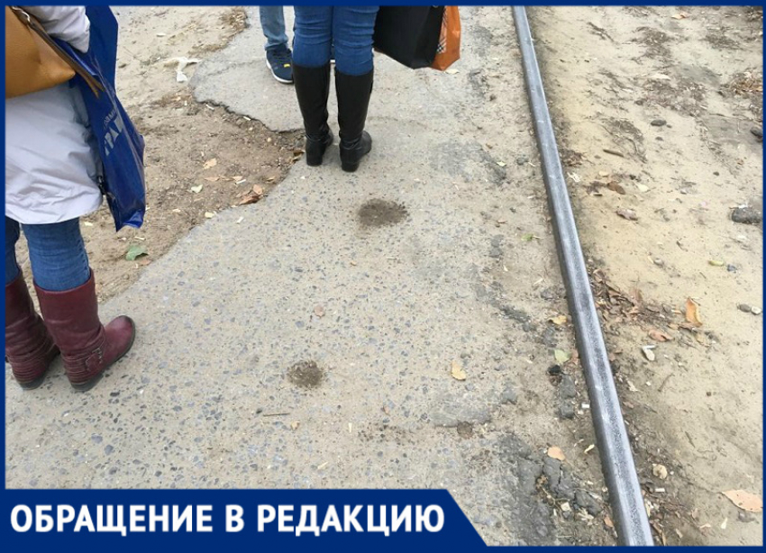 «Стоять либо на дороге, либо на путях»: волгоградцы просят привести в порядок трамвайную остановку у вокзала Волгоград-2