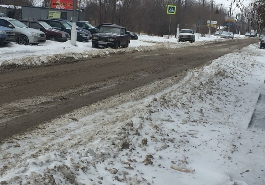 Вместе с потеплением в Волгоград пришли нечищеные дороги