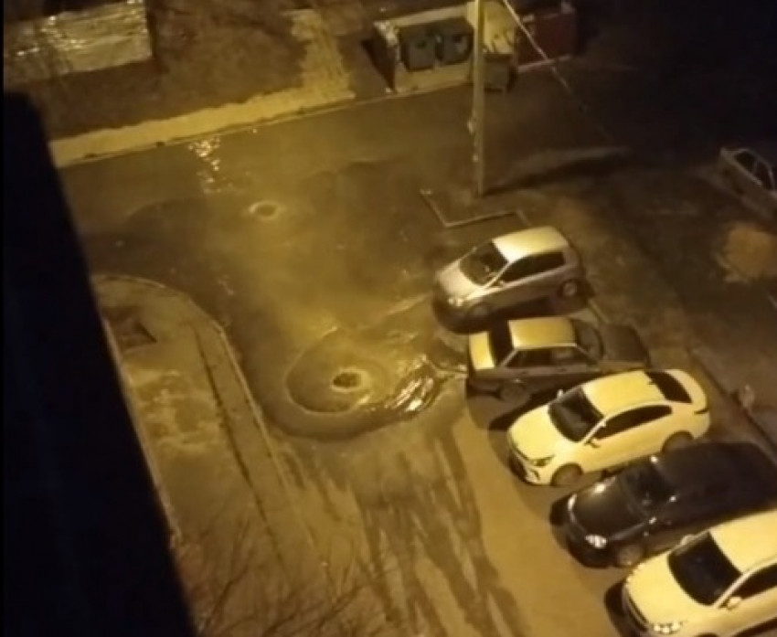 Канализационный потоп с двойной воронкой сняли на видео в Волгограде