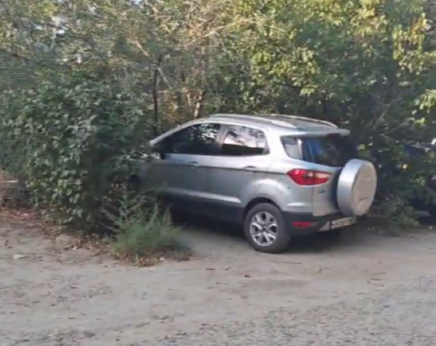 Штрафы за парковку на зеленых зонах массово приходят жителям Волгограда 