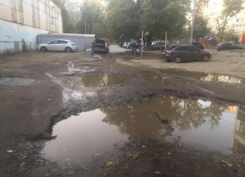 На «убитой» внутриквартальной дороге в Волгограде машины теряют бампера