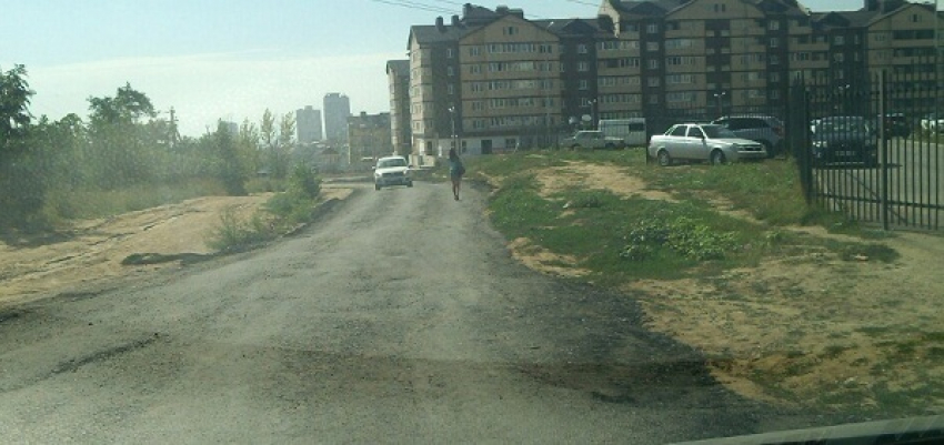 Жильцы новостроек в Волгограде вместо долгожданной дороги получили асфальтовую крошку