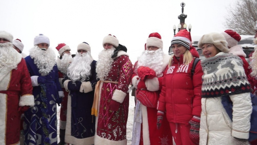 В Волгограде 50 Дедов Морозов спели песню «В лесу родилась елочка»