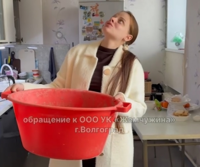 Живем с тазами и без света: беременная волгоградка год добивается ремонта крыши в пятиэтажке
