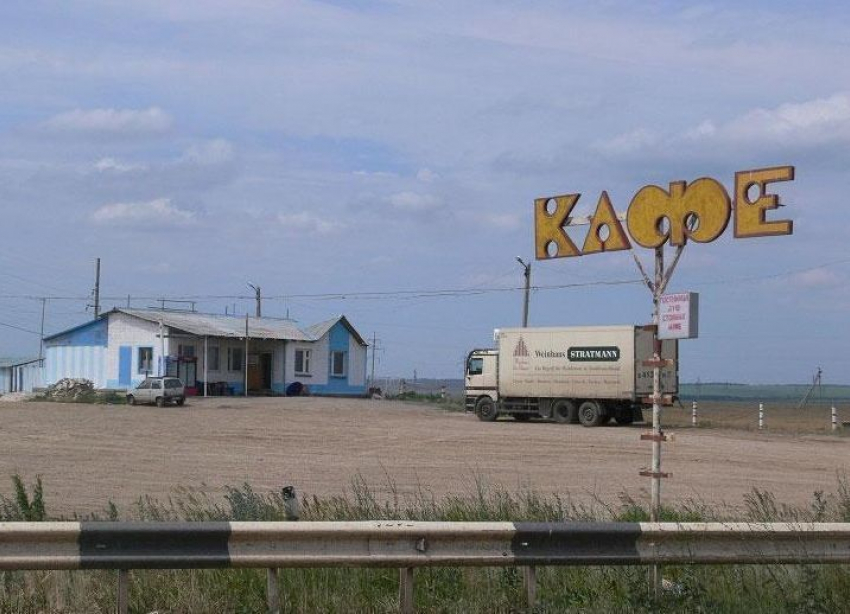 Труп мужчины нашли возле придорожного кафе на трассе в Волгоградской области