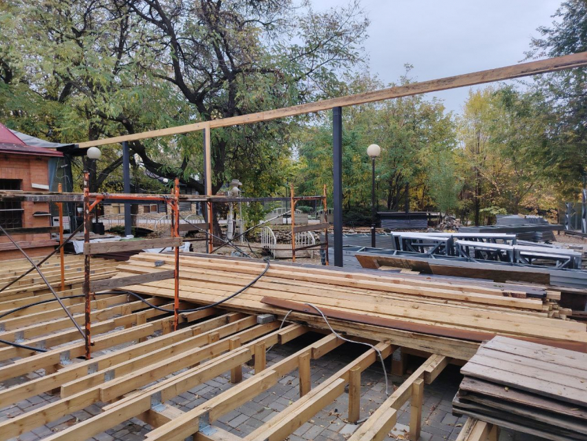 Японский дворик превратили в хламовник: стройка в центре возмутила горожан