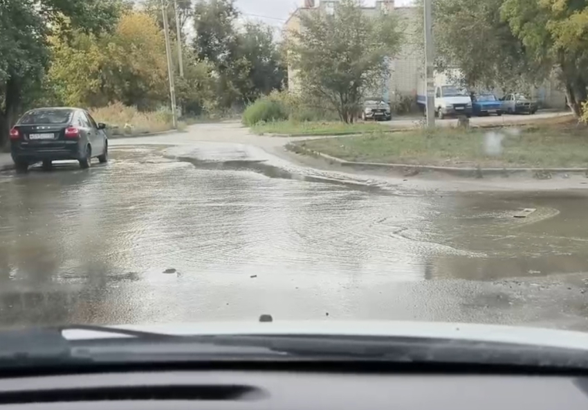 «Ручей превратился в поток»: вода топит улицу Твардовского в Волгограде