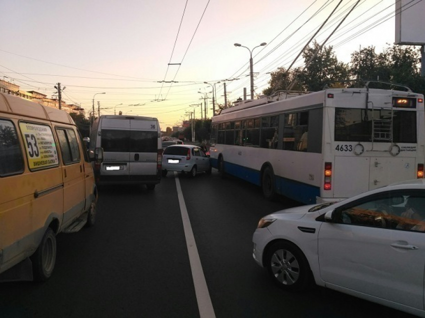 Молодой водитель на «Калине» протаранил троллейбус на севере Волгограда