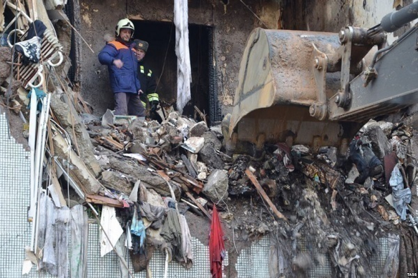 В Волгограде в разрушенном взрывом доме демонтировали верхние этажи 