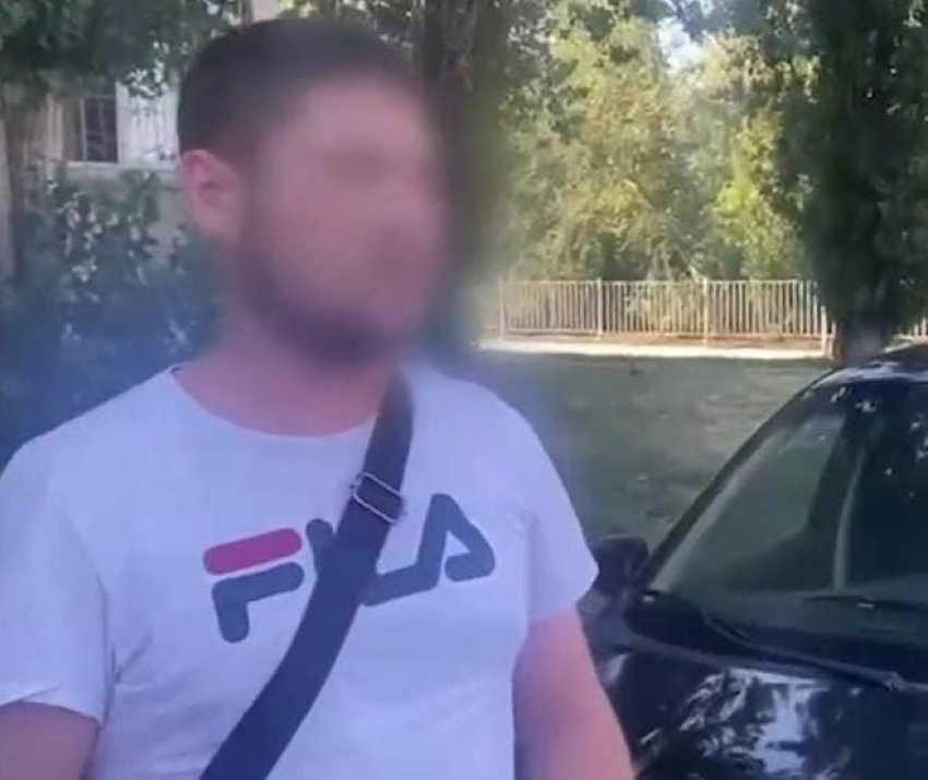 "Ударил по капоту и полез в салон": таксист объяснил, почему сбил пассажира в Волгограде