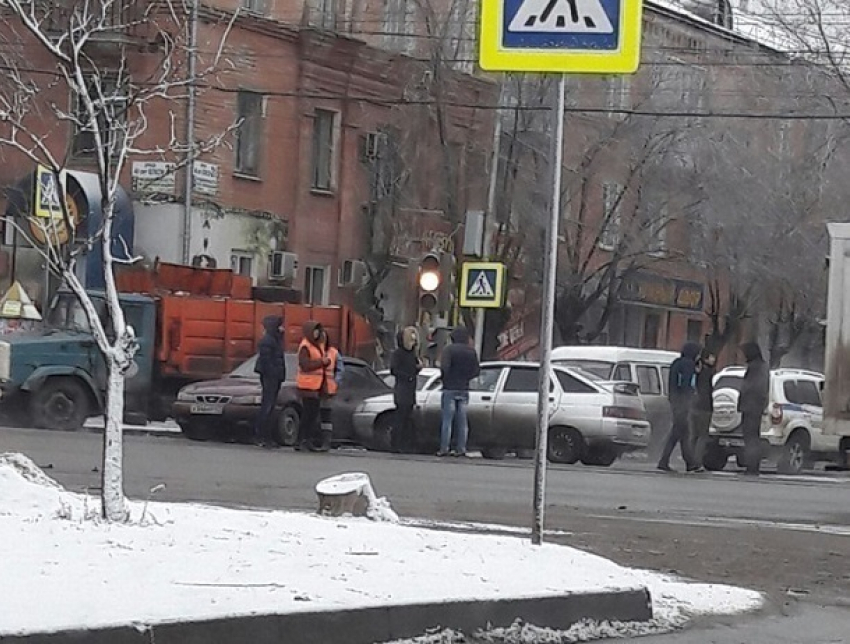 ДТП парализовало движение трамваев №11 на юге Волгограда 