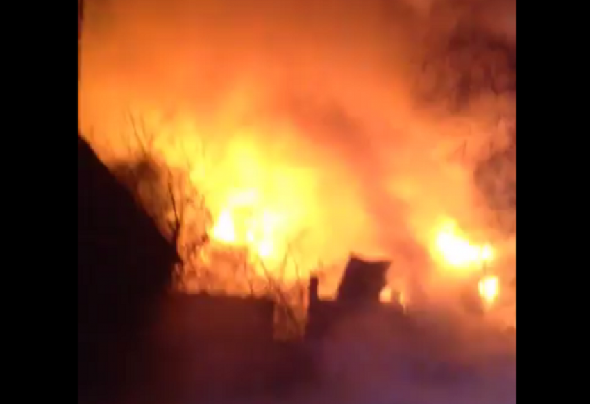 Сильный пожар в Дзержинском районе Волгограда попал на видео