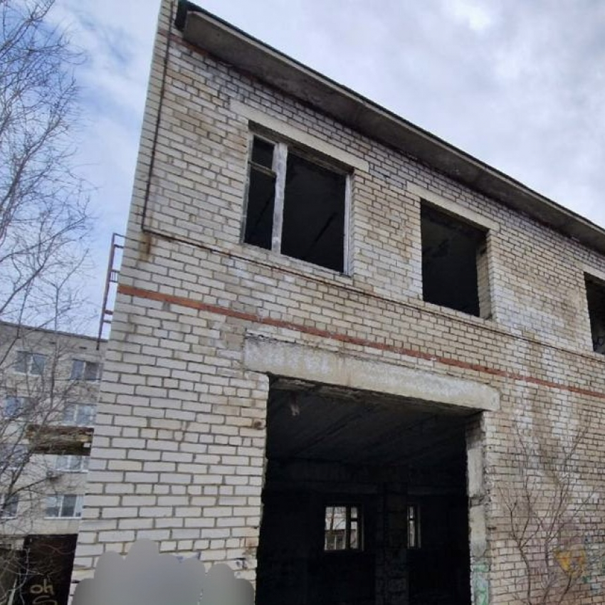Прокуратура обязала мэрию Волгограда решить проблему с аварийным зданием