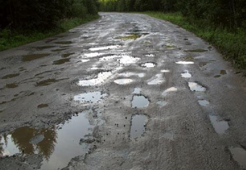 Дорогу в Жирновском районе отремонтируют по иску прокуратуры 