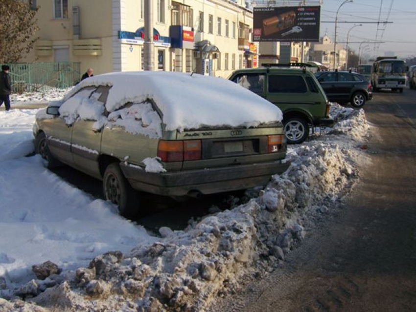 Автомобили волгоградцев мешают уборке снега с улиц города