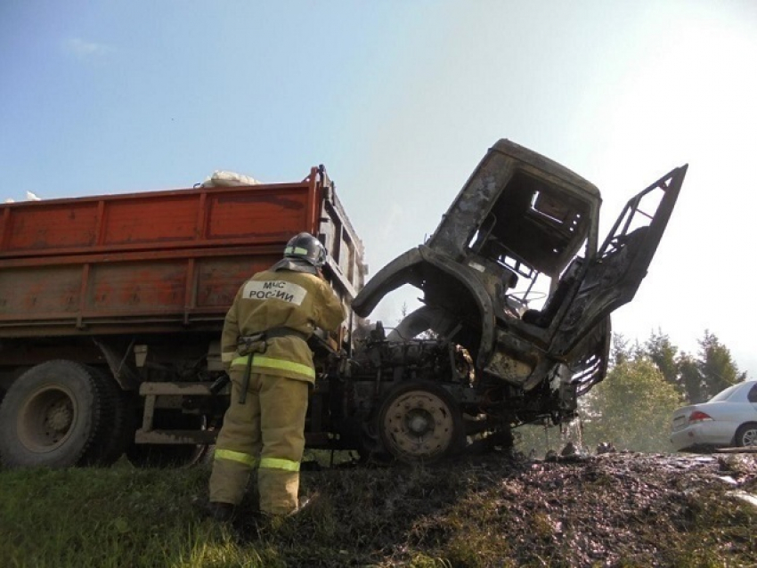 На трассе под Волгоградом утром загорелся КамАЗ