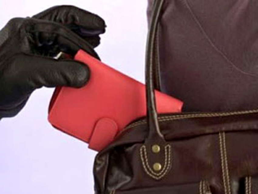 В Волгограде молодые рецидивисты обокрали 63-летнюю пенсионерку