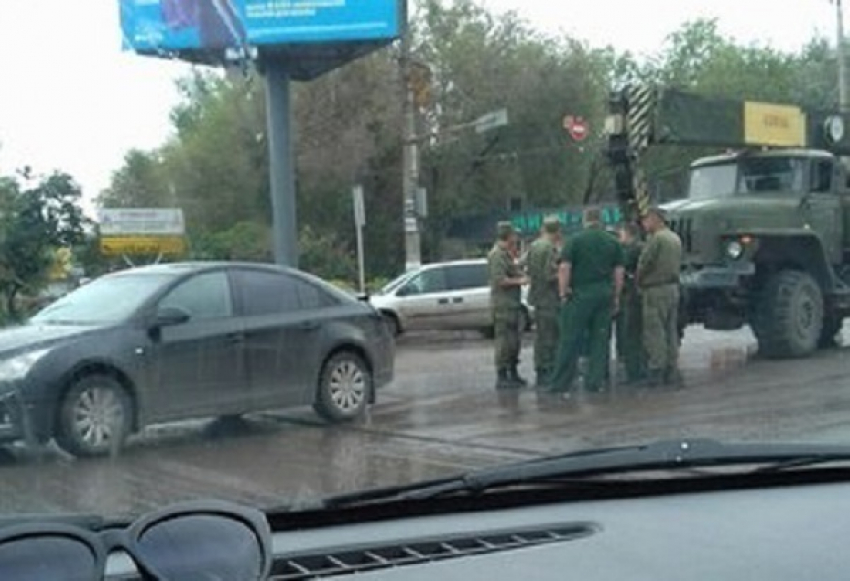 Военный кран протаранил Chevrolet Cruze в Волгограде