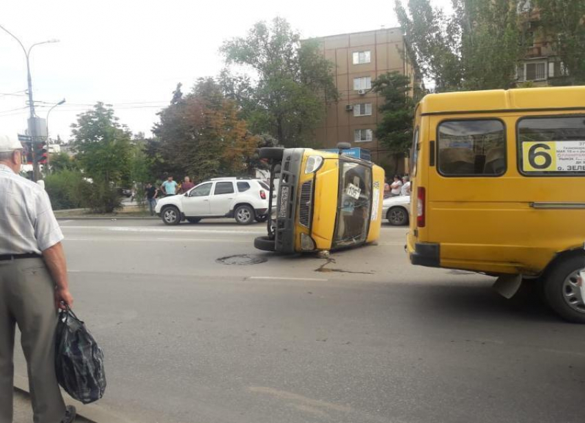 На видео попала перевернувшая маршрутка в Волжском