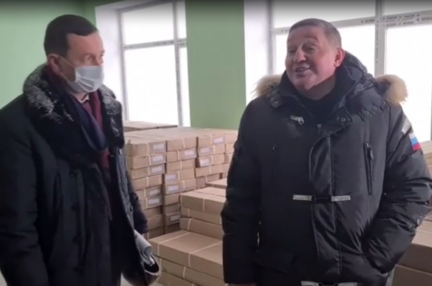Волгоградский губернатор заставил мычать строителя детского сада: видео