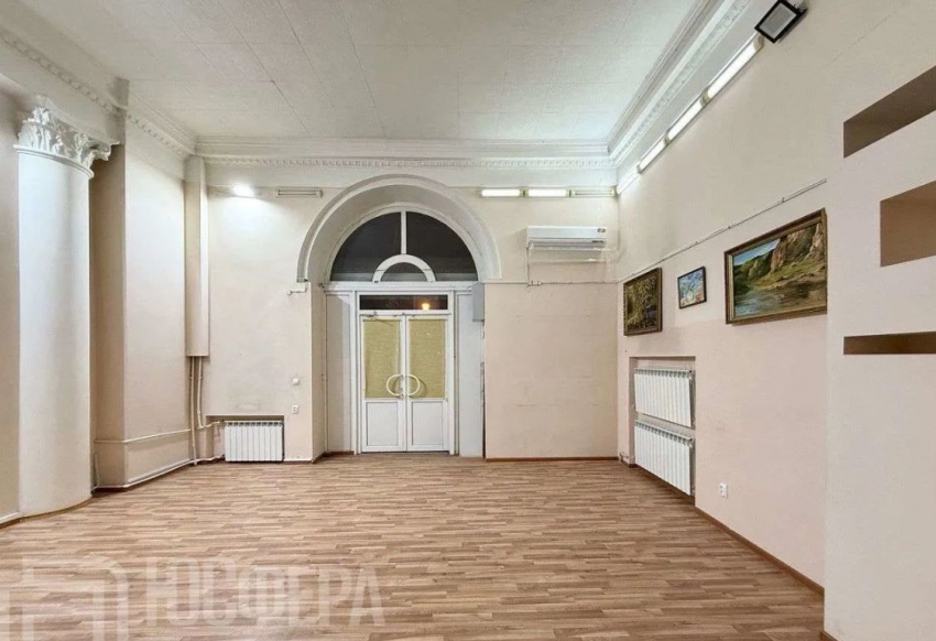 «Золотой» офис по московской цене квадратного метра продают в открыточном доме Волгограда