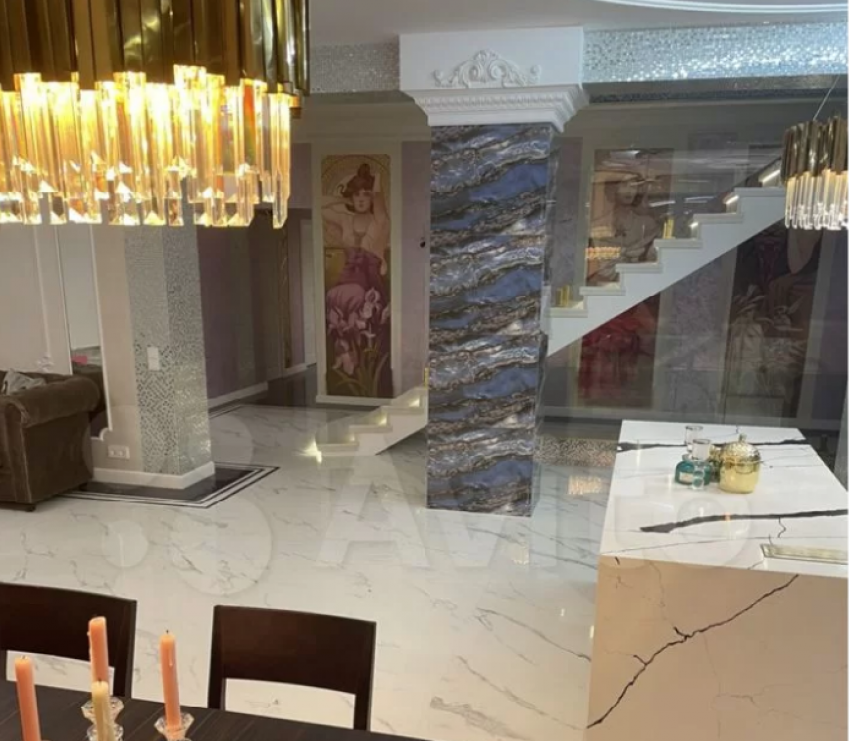 Под Волгоградом коттедж за 50 млн рублей с кинотеатром и отделкой Versace продают за криптовалюту