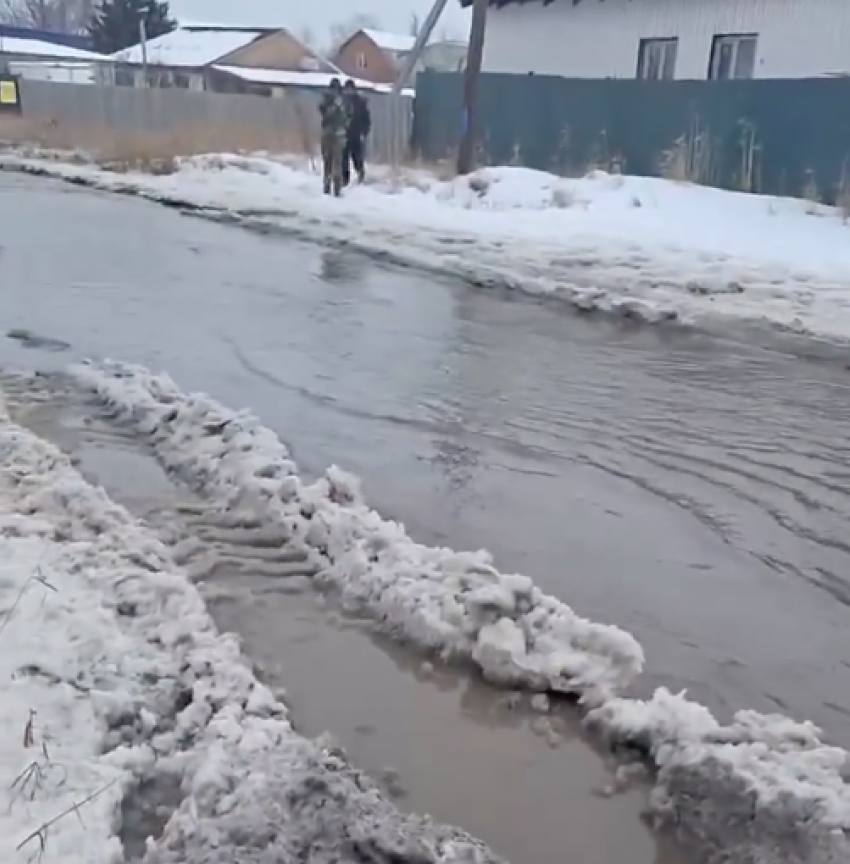 Фекалии уже полились в дома: канализационное бедствие терпят на юге Волгограда 