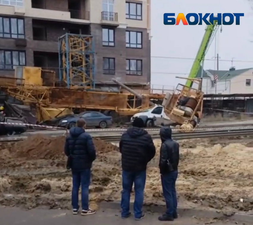 Рухнувший строительный кран раздавил машины в Волгограде, есть пострадавшие