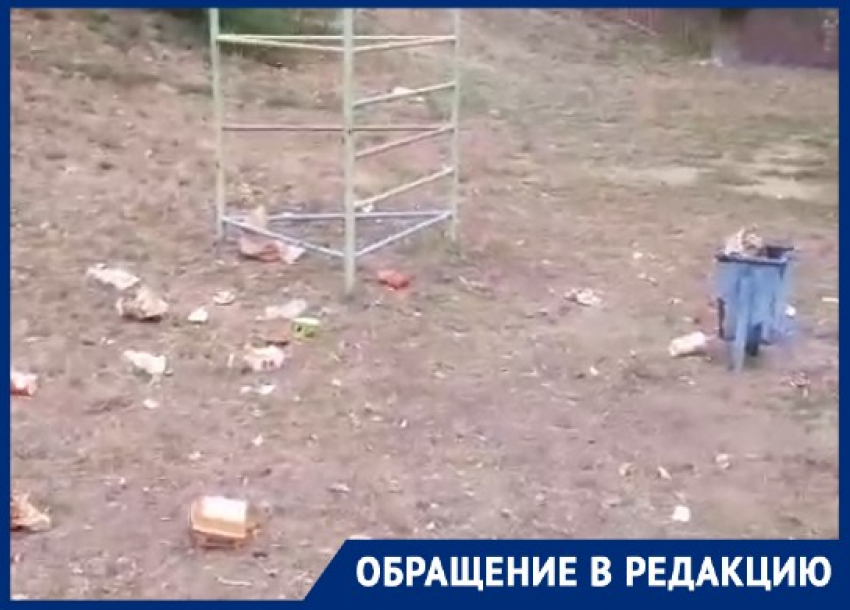 Пьяные дебоши и обертки от бургеров: детская площадка в центре Волгограда стала злачным местом 