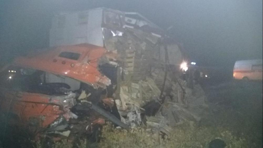 Под Волгоградом водитель «КАМАЗа» погиб, протаранив два авто