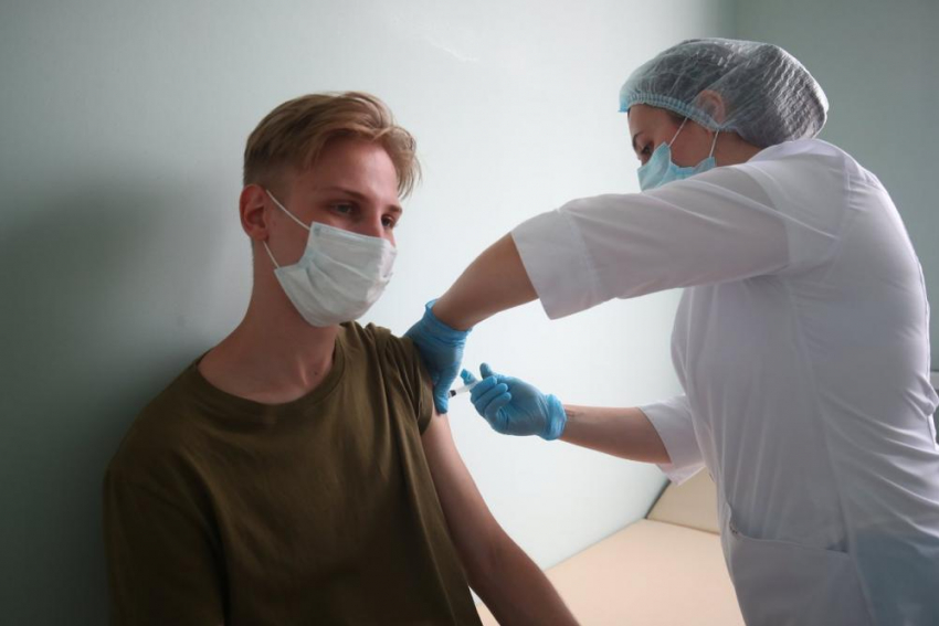 Более половины волгоградцев не готовы снова вакцинироваться через полгода