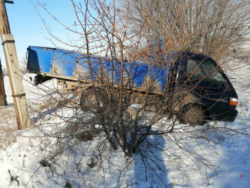 Hyundai Porter протаранил Mercedes на трассе под Волгоградом: 14-летняя школьница в больнице