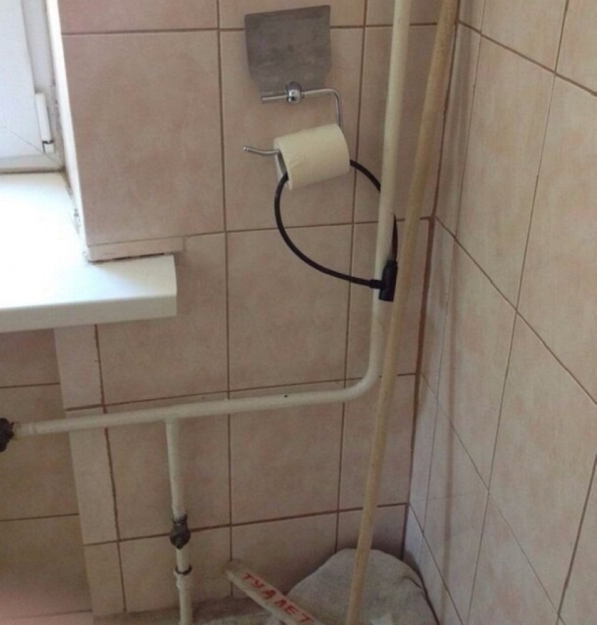 В волгоградской больнице туалетную бумагу от пациентов спасают с помощью замка