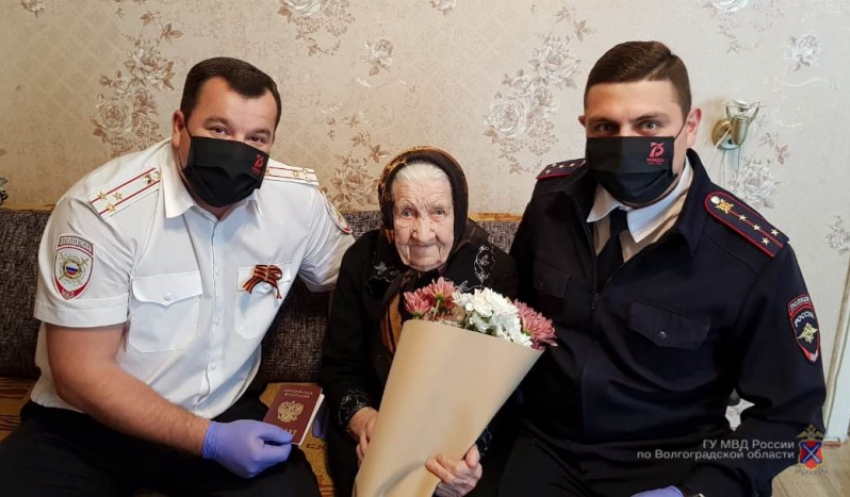 101-летняя жительница Волжского получила долгожданное российское гражданство