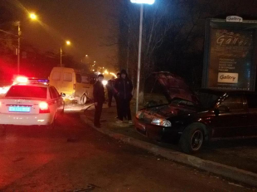 В центре Волгограда в ДТП с иномаркой и маршруткой пострадали трое