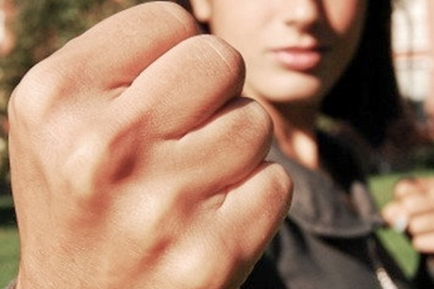 Житель Волжского до смерти забил отца ногами