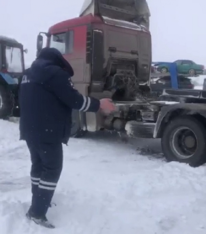 Под Волгоградом на московской трассе массово переворачиваются фуры: спасают 20 тонн хурмы