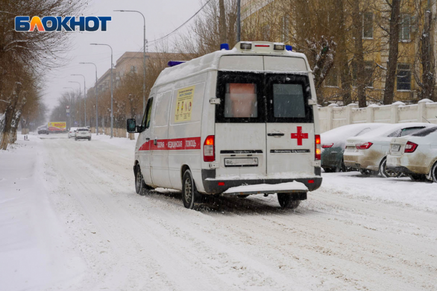 Мужчина погиб под колесами фургона в Волгоградской области 