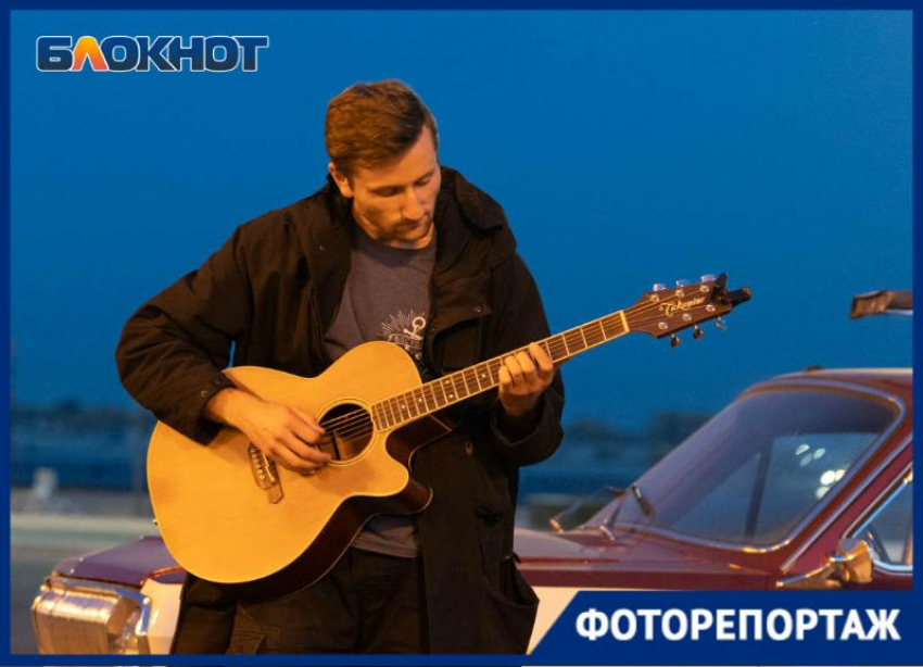 Концерт от музыкантов из двух советских «Волг» услышали волгоградцы на набережной