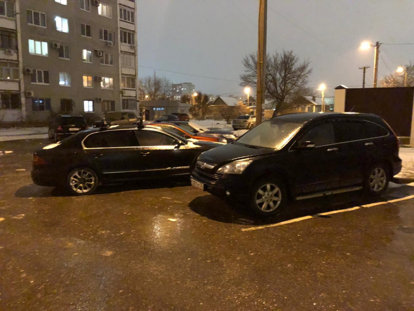 Машины буксуют, люди падают: вечером Волгоград превратился в сплошной ледяной каток