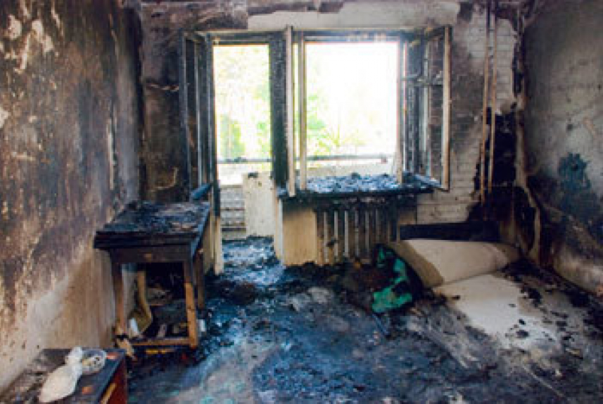 В Волжском сгорела квартира: 1 погиб, 15 эвакуированы