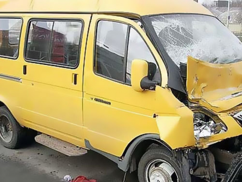 В Волгограде при столкновении  маршрутки и иномарки пострадали подросток и женщина