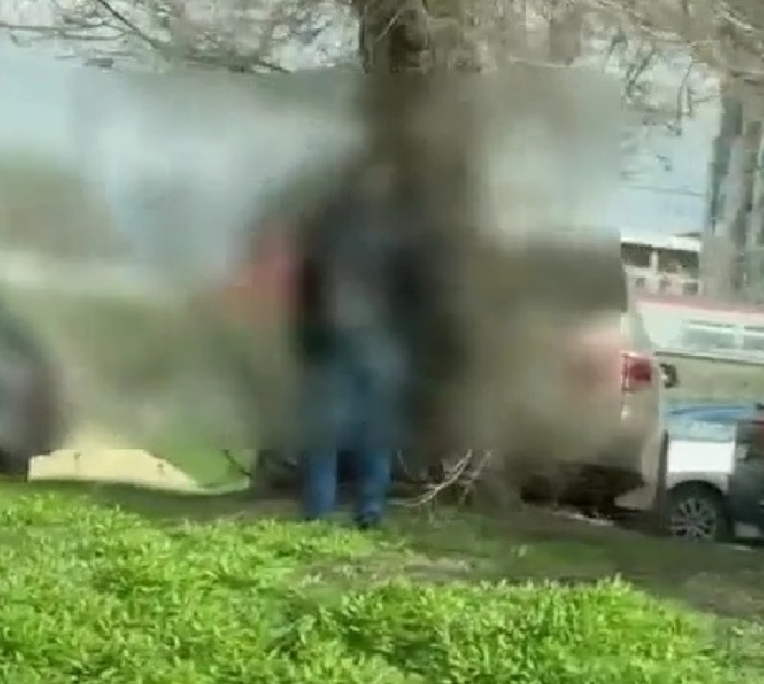 «А к паркоматам туалеты будут?»: писающий мужчина отметился на парковке у Каланчи